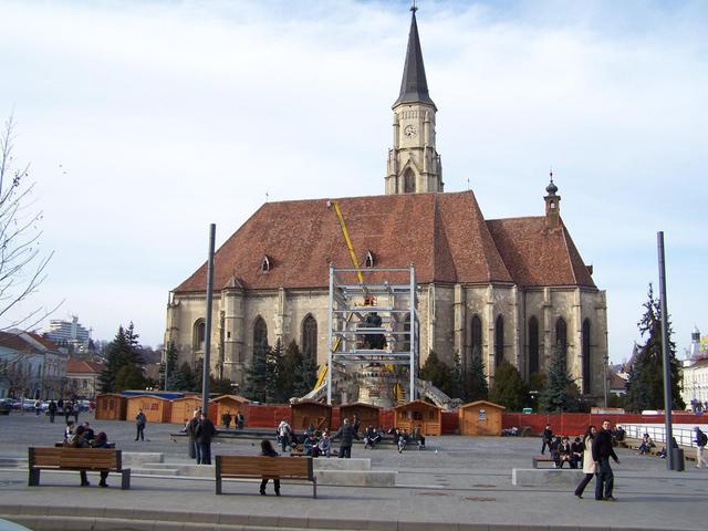 Kolozsvár - Kolozsvár főtere,a vasváz alatt Mátyás király szobrát restaurálják