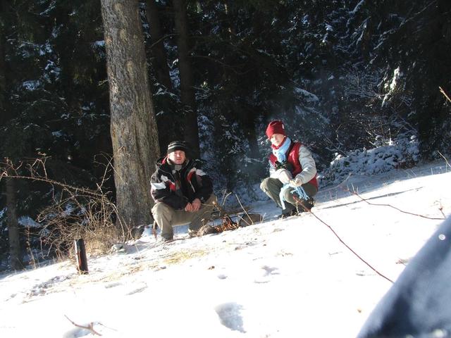 csalad - 2009 dec.31,Anita lanyommal kolbaszt sutunk  a Somlyo hegyen.