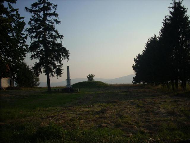 Gyergyószárhegy - A falu határában, 4 km-re  Ditró irányában : Tatárdomb emlékmű.