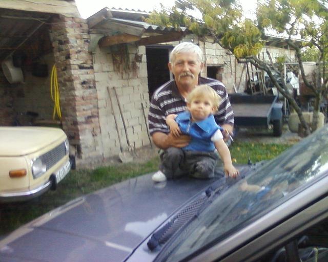családom - viktor unokám a papa autóján.