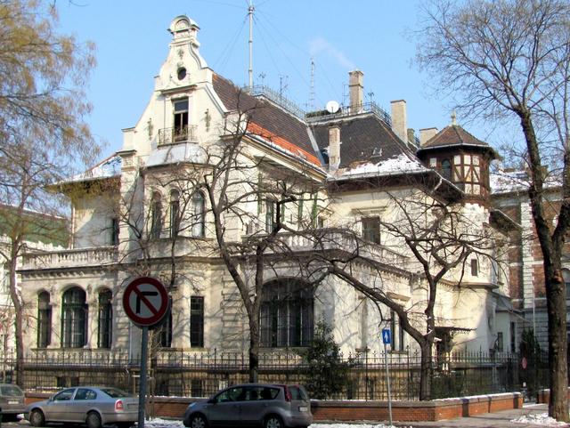 Budapest, belváros - "Van a Bajza utca sarkán egy kis palota..."