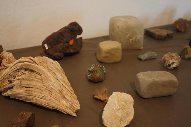 Ásványok, kőzetek, kövületek  Május 12- én, csütörtökön 17 órától került sor az Ásványok, kőzetek és kövületek című természetrajzi kiállítás megnyitójára a székelyudvarhelyi Haáz Rezső Múzeumban. A kiállítást Tóth Attila és Wanek Ferenc nyitotta meg. Bány