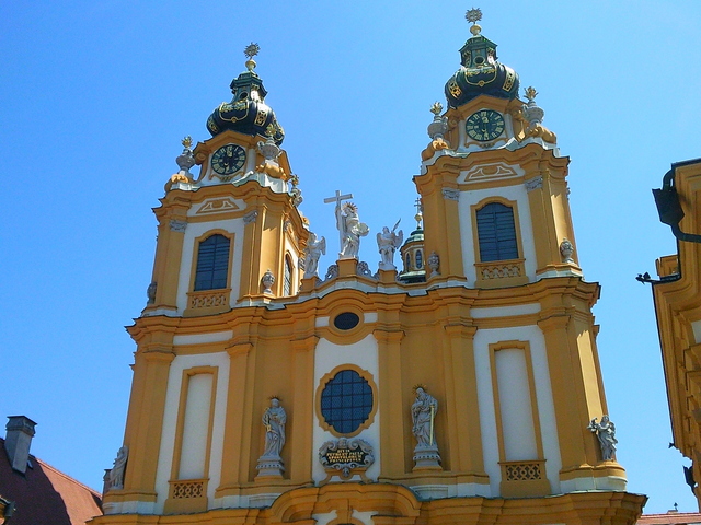 Nyári utazások :Ausztria ,Wachau - Gazdagon díszített tornyokkal és szobrokkal