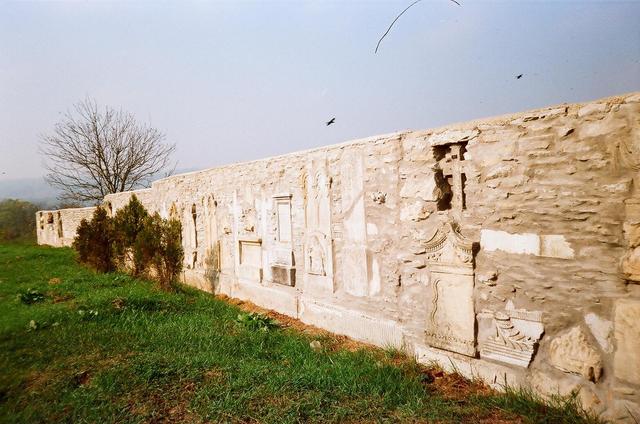 Otthonom - A régi elhagyott sírkövekből épült a temető kerítése