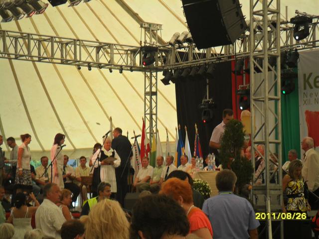 Keresztúr nevű települések találkozója Rákoskeresztúr 2011 - Erzsike néni már kézhez kapta a "bizonylatot"