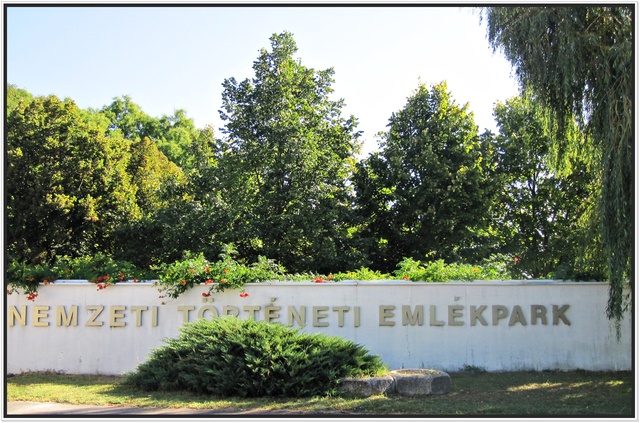 Ópusztaszer - A hagyomány szerint a honfoglaló magyar törzsek vezetői itt osztották ki a törzsi szálláshelyeket, azaz itt volt az első országgyűlés. Ennek tiszteletére épült fel az emlékpark.