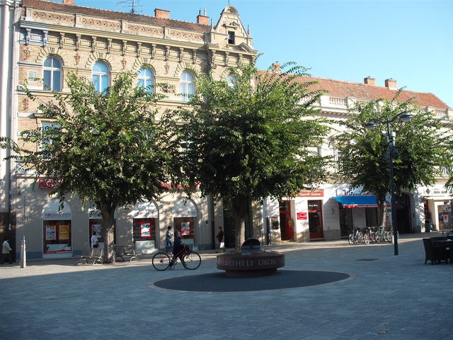 Szombathelyről - Régi épületek a Fő téren .