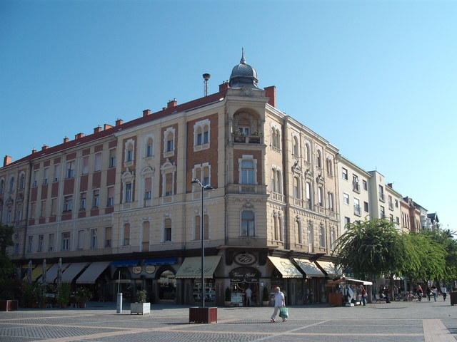 Szombathelyről - Tornyos épület a Kőszegi u.és Fő tér sarkán .
