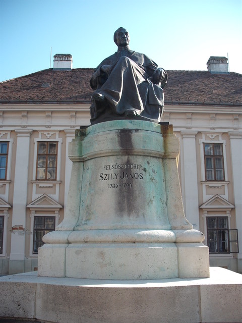 Szombathelyről - Szily János ,Szombathely első püspökének szobra a Székesegyház előtt