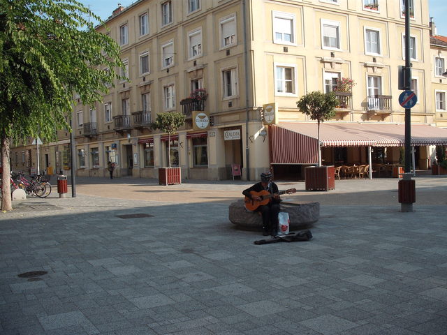 Szombathelyről - Utcazenész pengeti dallamos gitárját a Király utca sarkán .
