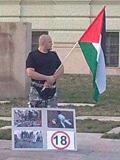 Tüntetés a terrorállam ellen Pécs,2011. - Egy hazafi a Palesztin zászlóval.