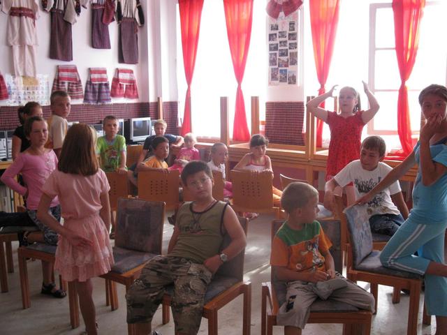 Karitatív tevékenységek, Dévai Alapítvány - Csángóföld Lészped, magyarul tanuló gyerekek a magyar tanteremben.