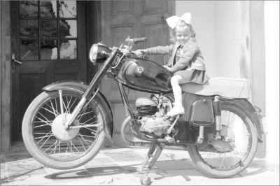 Régi képek.. - A kislány Danuvia motorkerékpáron ül.Az 1950-es évek végén a Csepel motort váltotta fel az egy üléses 125 köbcentis,teleszkópos gépjármű.Gyártását az 1970-es végén szüntették be,amikor az akkori NDK Simson motorjai kerültek országunkba.