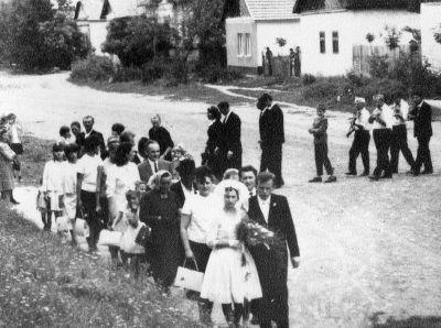 Régi képek.. - 1966.augusztus 20-án   A községházi házasságkötés után./ A községháza a Kossuth úton volt,ma varroda!/   Elöl az ifjú pár.