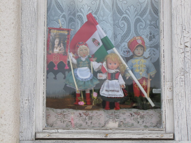 Csíksomlyó 2012 - Magyar babák pünkösdi ablakban