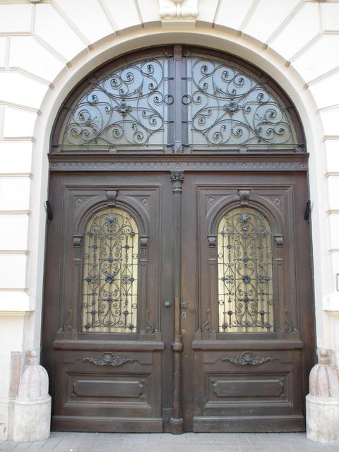 Ajtók, ablakok Szegedről szeretettel - Valahol a régi zsinagóga környékén