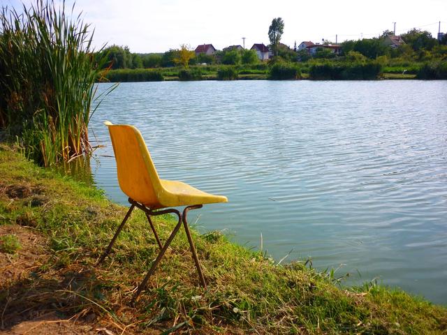 Kalandozásaim,Bp-en a barátnőmmel - Találtunk egy széket a vízparton :)