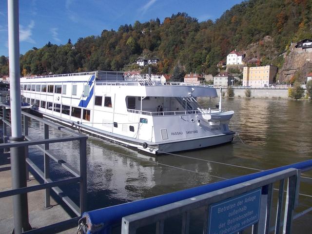 Passau  , a  három  folyó  városa - Házak  a  sziklás  parton