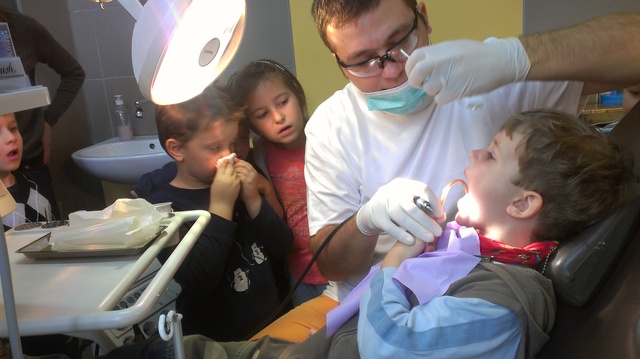Kisiskolások a fogorvosnál