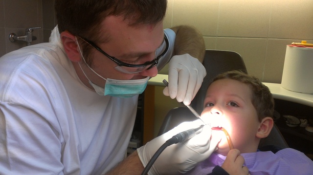 Kisiskolások a fogorvosnál