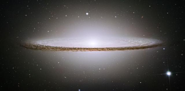 Univerzum - Messier 104 (más néven M104, NGC 4594 vagy Sombrero-galaxis)