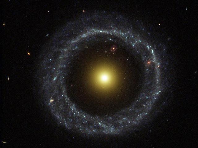 Univerzum - Hoag-féle galaxis a Serpens csillagképben