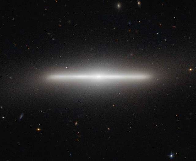 Univerzum - NGC 4452 galaxis az éléről tekintve