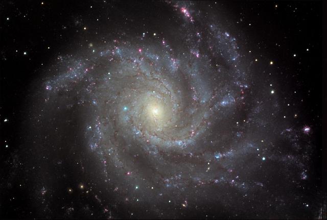 Univerzum -  Messier 101 (más néven M101, NGC 5457 vagy Szélkerék-Galaxis