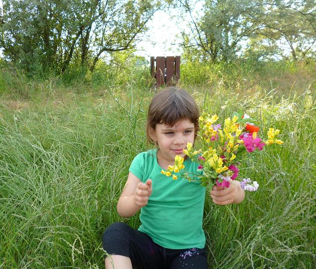 Az erdők mezők kertek virágok gyümölcsök. - Az én gyönyörűséges unokám nagyon szereti a virágokat :)